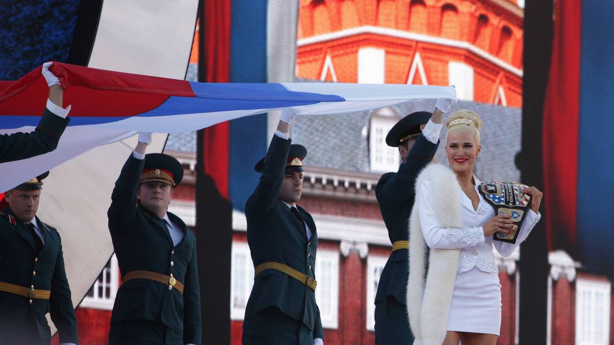 Bei WrestleMania 2015 provozierten die WWE-Bösewichte Rusev und Lana (r.) US-Fans mit der russischen Flagge