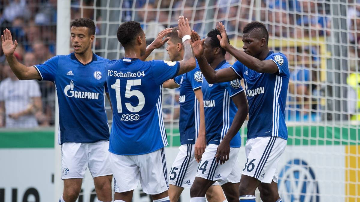 Anschließend jubeln die Königsblauen über den Treffer von Dennis Aogo. Der Verteidiger hat in 17 Pokalspielen vier Tore erzielt, während in der Bundesliga bei ihm nur drei Tore zu Buche stehen. Allerdings in 206 Spielen