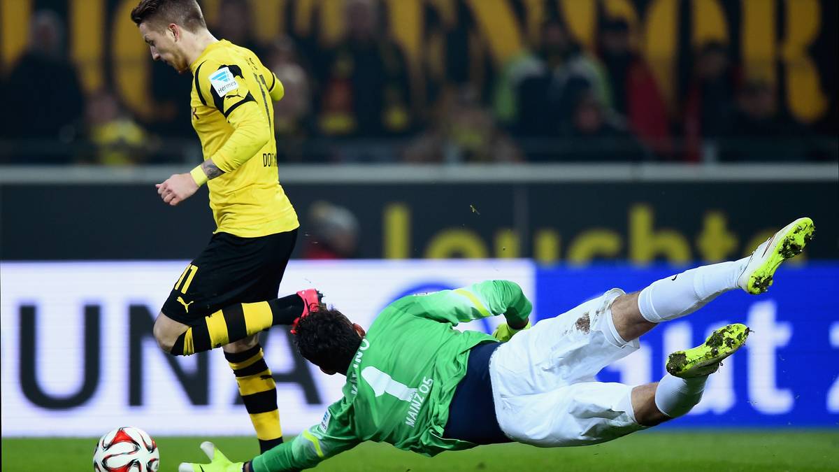 Das Spiel ist gedreht! Marco Reus umdribbelt Kapino und erzielt das 2:1 für die Borussen