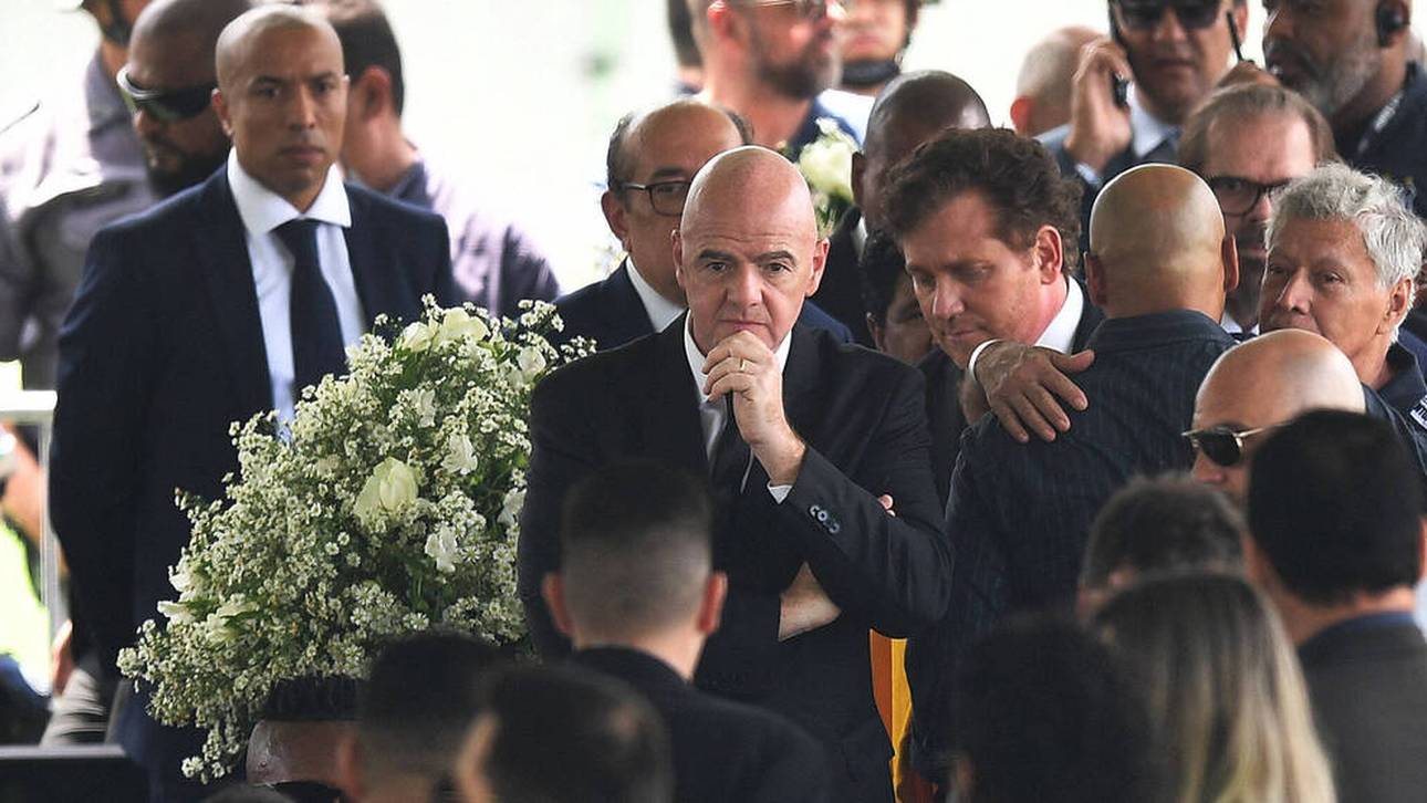 Selfie an Pelés Sarg: Infantino reagiert