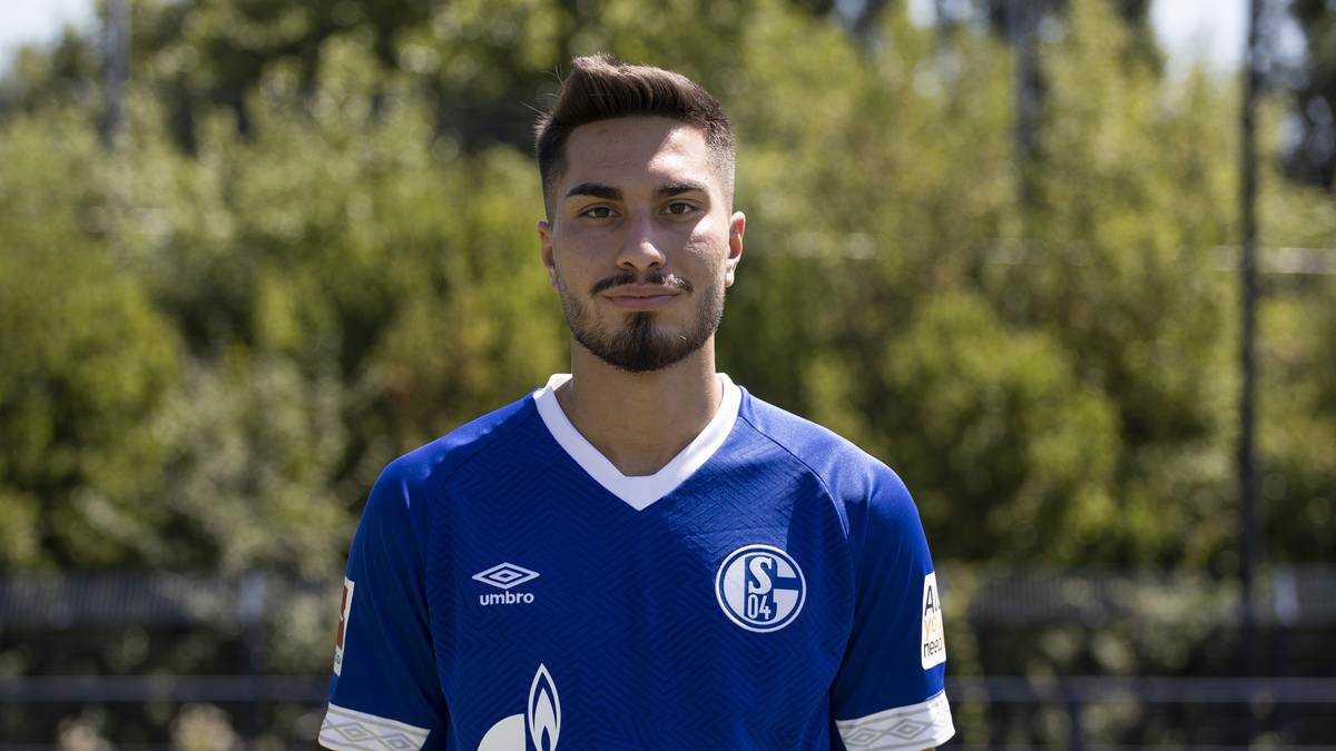 SUAT SERDAR: Mal wieder ein deutsches Talent fürs Mittelfeld, wandelt damit auf den Spuren von Goretzka und Meyer. Kam für elf Millionen Euro aus Mainz - eine Ablöse, die durchaus Druck erzeugt. Christian Heidel kennt ihn aus alten Zeiten. Der Manager wird darauf einwirken, dass der Neuzugang nicht verheizt wird