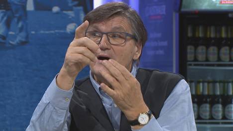 Steht Lucien Favre nach der Blamage gegen Stuttgart vor dem Aus? Hans Meyer stößt der öffentliche Umgang mit dem BVB-Trainer sauer auf.