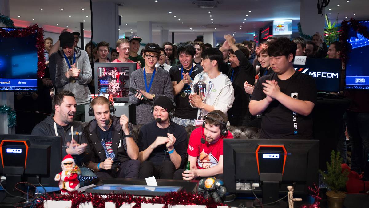 Alle Starcraft 2 Spieler bei der Siegerehrung