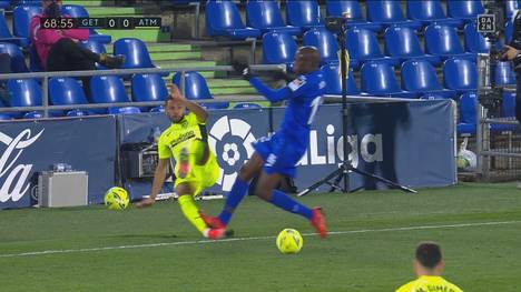 Renan Lodi wurde im Spiel gegen Getafe gerade eingewechselt, da tritt ihm Nyom übel auf den Fuß und den Knöchel. Der Schiedsrichter zieht Rot. 