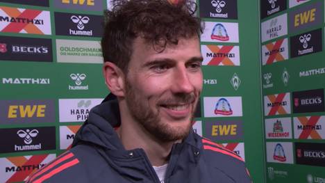 Eine Reporterin spricht Leon Goretzka nach dem Sieg in Bremen mit falschem Vornamen an. Der Nationalspieler reagiert gelassen. 