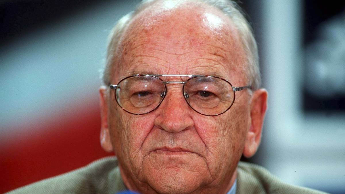 DFB-Boss Braun nimmt den Rücktritt an: "Es tut menschlich unglaublich weh, diese Trennung zu vollziehen, doch als Präsident des DFB, musste ich zu der Erkenntnis kommen, daß diese Entscheidung unausweichlich war"