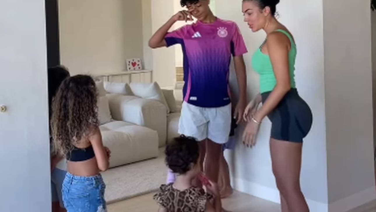  Cristiano jr. trägt das Auswärtstrikot des DFB