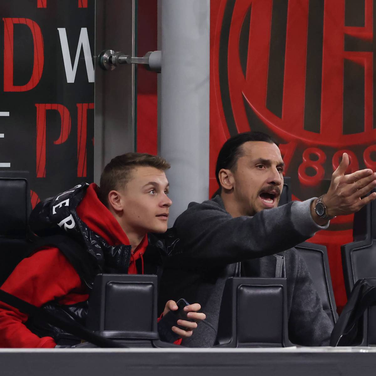 Die Söhne von Zlatan Ibrahimovic legen offenbar auch beim AC Mailand los. Es könnte auch ein Hinweis auf die persönliche Zukunft des Superstars sein.