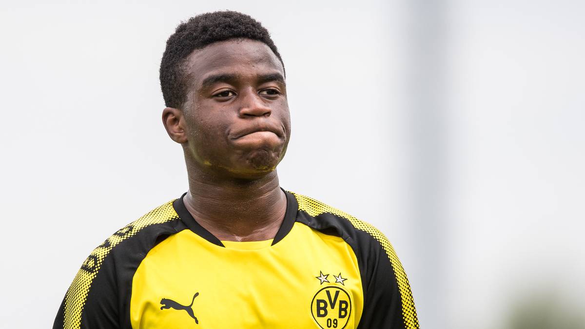 Die immer wieder aufkommenden Zweifel am Alter des gebürtigen Kameruners versucht sein Vater Joseph direkt im Keim zu ersticken. "Sofort nach der Geburt habe ich ihn beim deutschen Konsulat in Yaoundé angemeldet. Wir haben eine deutsche Geburtsurkunde", erklärt er der "Bild"