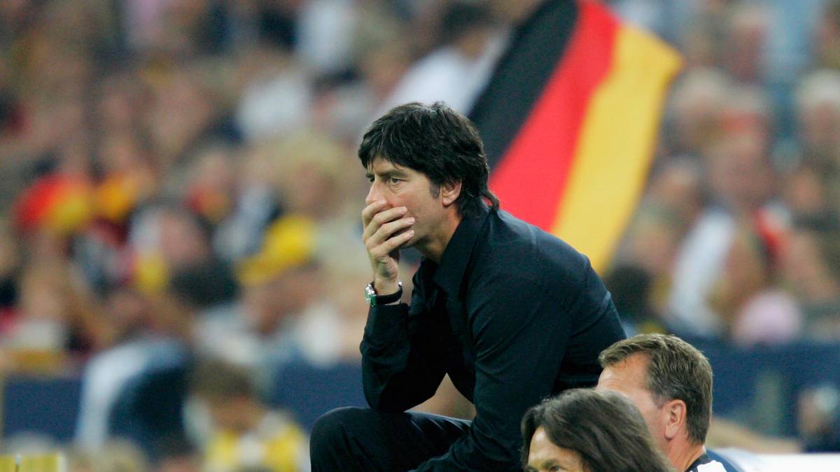 Jürgen Klinsmann beendet seine Tätigkeit als Bundestrainer nach der WM 2006. Löw wird zum Nachfolger ernannt. Das erste Länderspiel unter seiner Regie gewinnt die DFB-Auswahl am 16. August 2006 mit 3:1 gegen Schweden. 