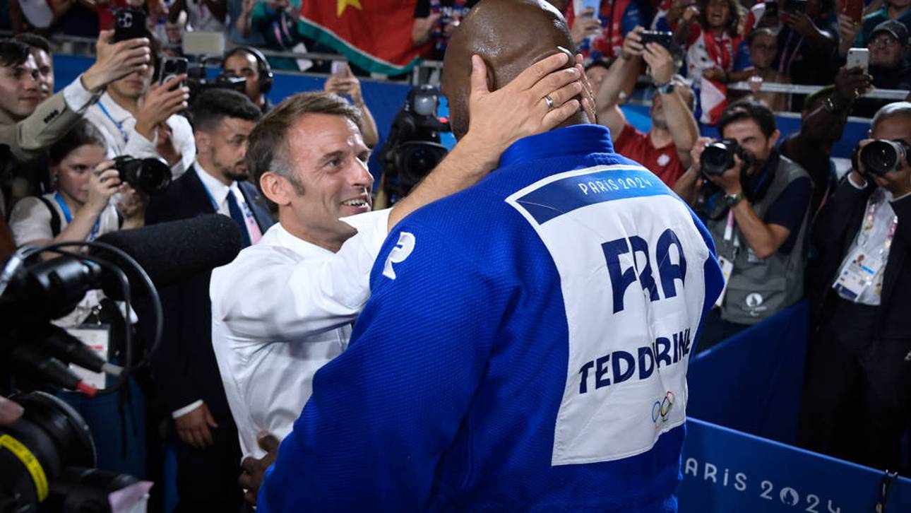 Frankreichs Präsident Emmanuel Macron umarmte Teddy Riner nach dem Triumph