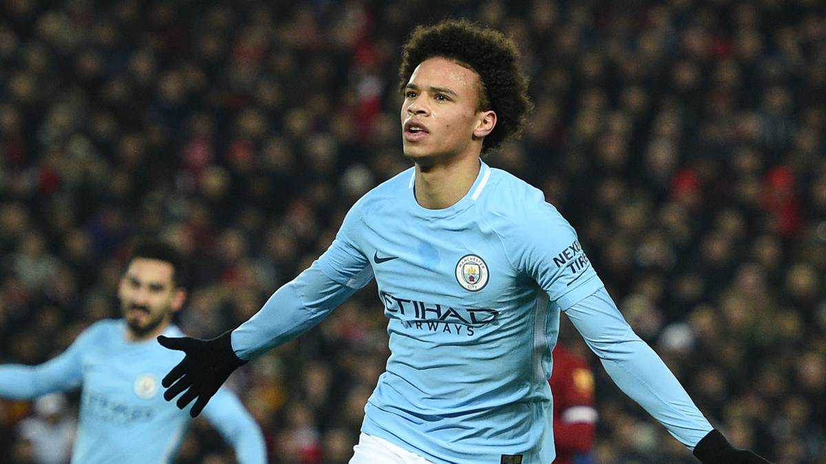 Leroy SANÉ ist mit 23 Jahren bereits eine feste Größe im Starensemble von Manchester City und macht damit seinen Vater stolz. "Leroy arbeitet hart. Er weiß, dass er noch viel lernen muss. Bei Pep Guardiola ist er aber in den besten Händen. Denn Leroys Weg ist noch lange nicht zu Ende", sagte Souleyman Sané Anfang dieses Jahres in einem "WAZ"-Interview