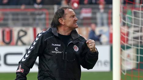 Ewald Lienen vom FC St. Pauli fordert vollen Einsatz von seinem Team