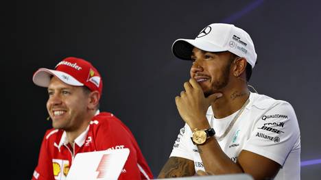 Lewis Hamilton und Sebastian Vettel haben auf der Pressekonferenz vor Abu Dhabi sichtlich Spaß