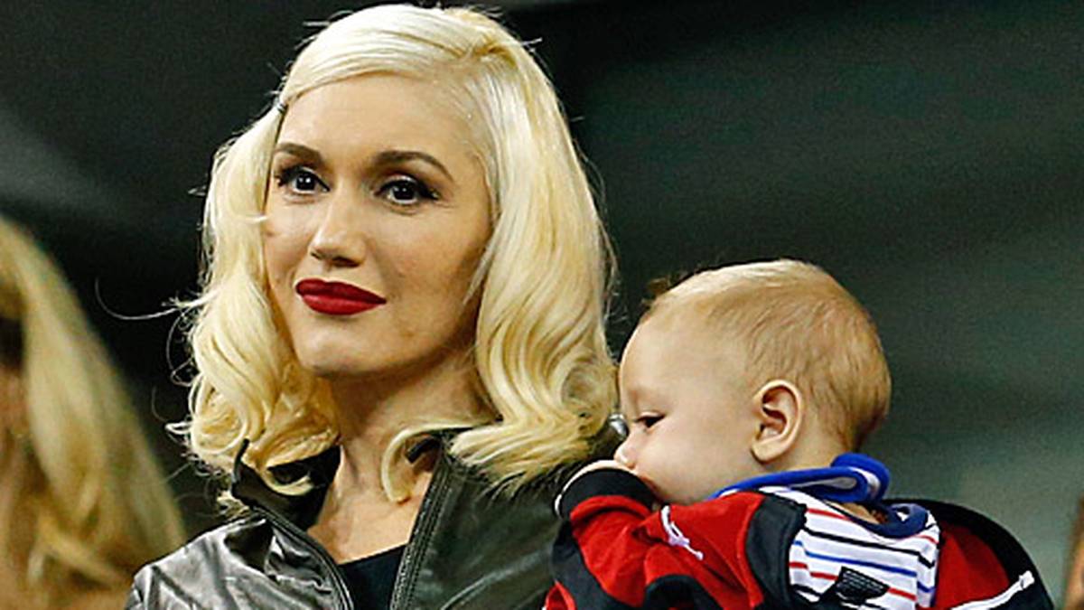 Stefani hat Sohnemann Apollo Bowie Flynn Rossdale mitgebracht. Der Junior wirkt aber eher nicht so interessiert am Match