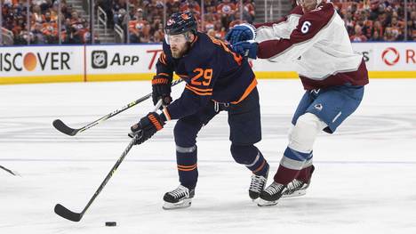 Leon Draisaitl und seine Edmonton Oilers stehen mit dem Rücken zur Wand. Nach dem wilden 6:8 und dem ernüchternden 0:4 in den ersten beiden Spielen der Best-of-seven-Serie zogen die Oilers auch im ersten Heimspiel in den entscheidenden Momenten den Kürzeren. 