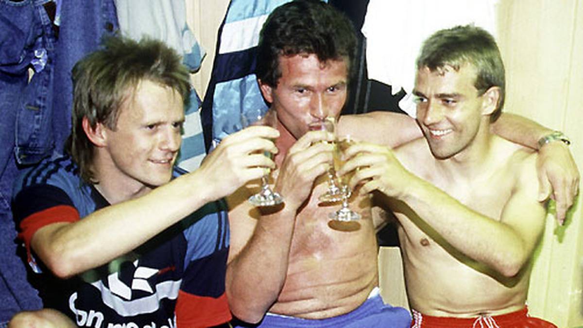 Vor allem aber gewinnt Heynckes mit den Bayern zweimal als Trainer die Meisterschaft. Zunächst 1989, hier in Feierlaune mit Hans Dorfner (l.) und Hansi Flick...