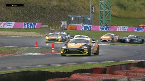 Beim zweiten Rennen in der ADAC GT4 auf dem Nürburgring bleibt das Duell um die Spitze bis auf die letzten Meter heiß.