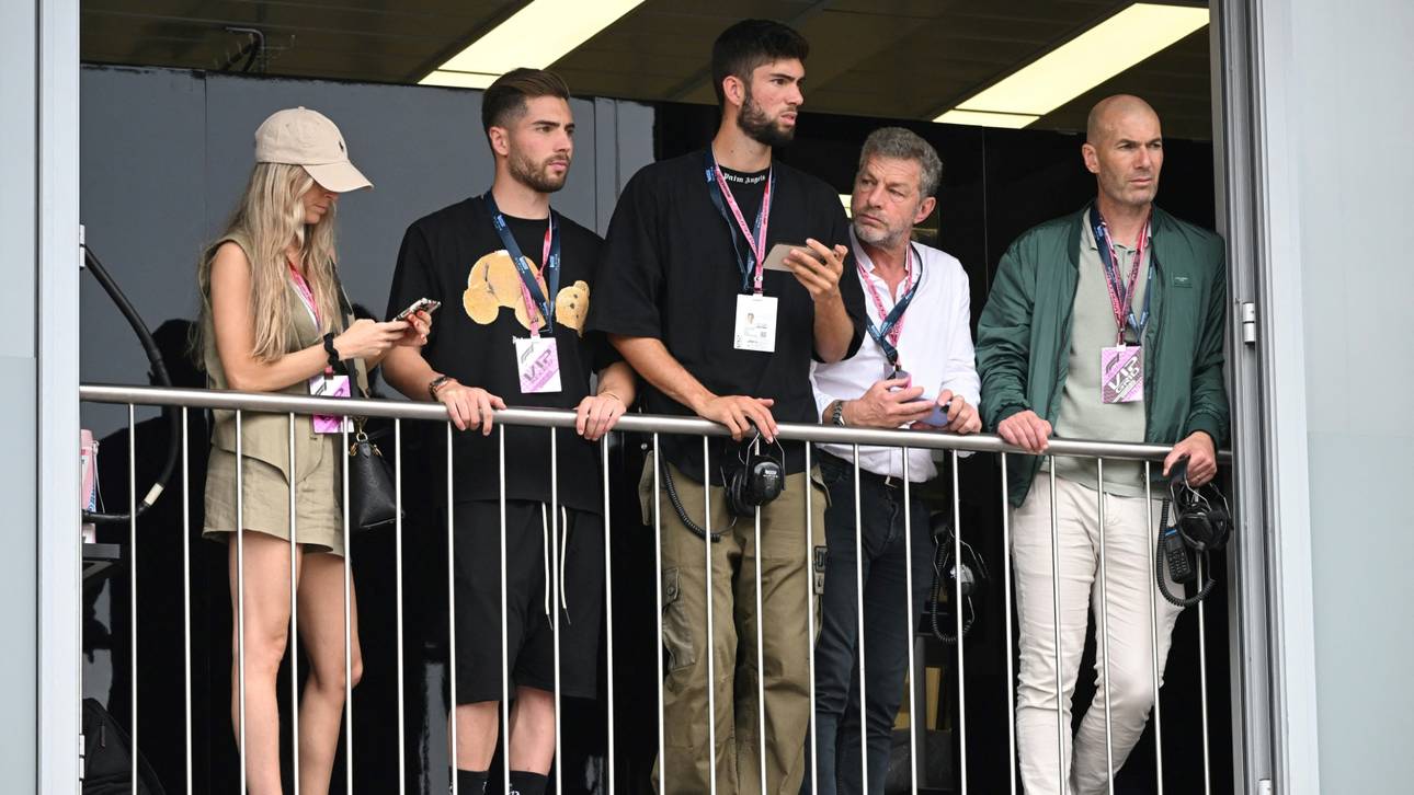 Zinédine Zidane (r.) mit Söhnen: Theo (M.) und Luca (2.v.l)