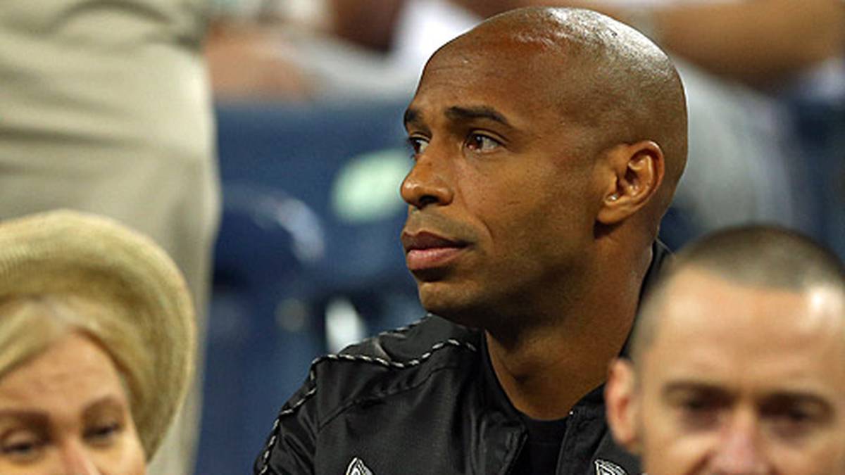 Fußball-Star Thierry Henry von den New York Red Bulls kann seine Augen dagegen kaum vom spannenden Duell abwenden ...