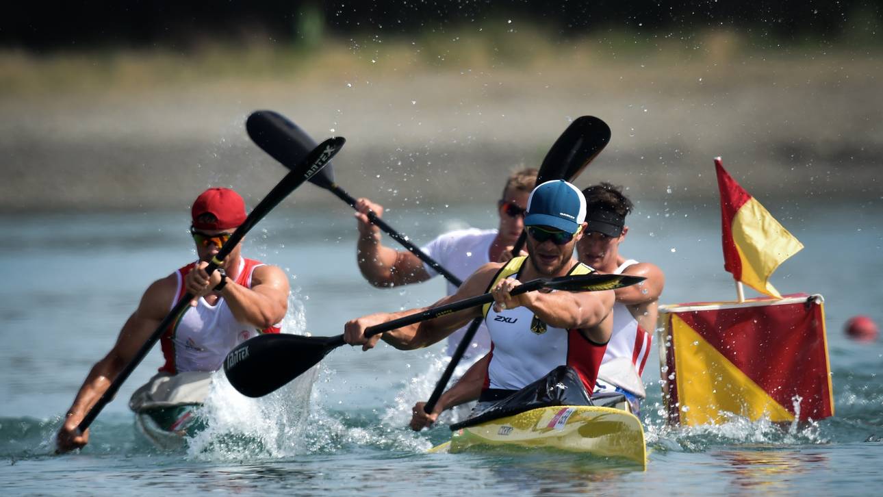 Der Kosmos Kanu funkelt golden