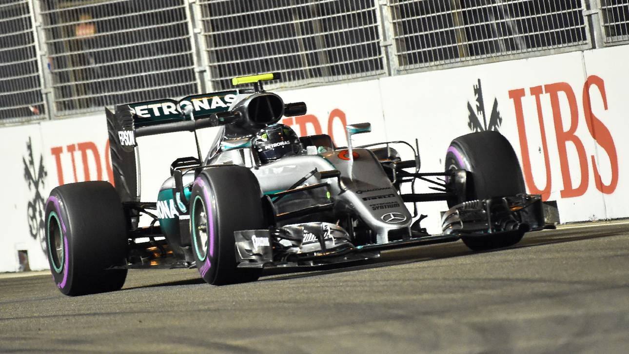 Rosberg vorne, Hamilton ausgebremst