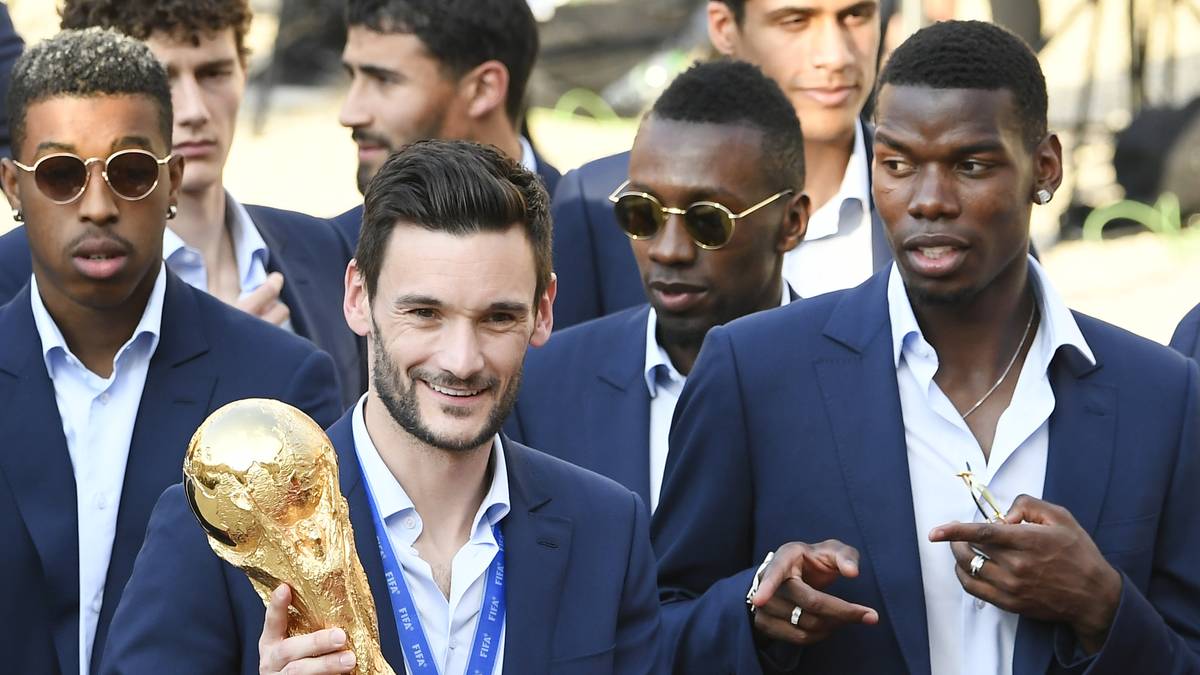 Und da sind die Helden: Kapitän Hugo Lloris präsentiert stolz den WM-Pokal. Neben ihm schneidet Paul Pogba eine seiner typischen Grimassen