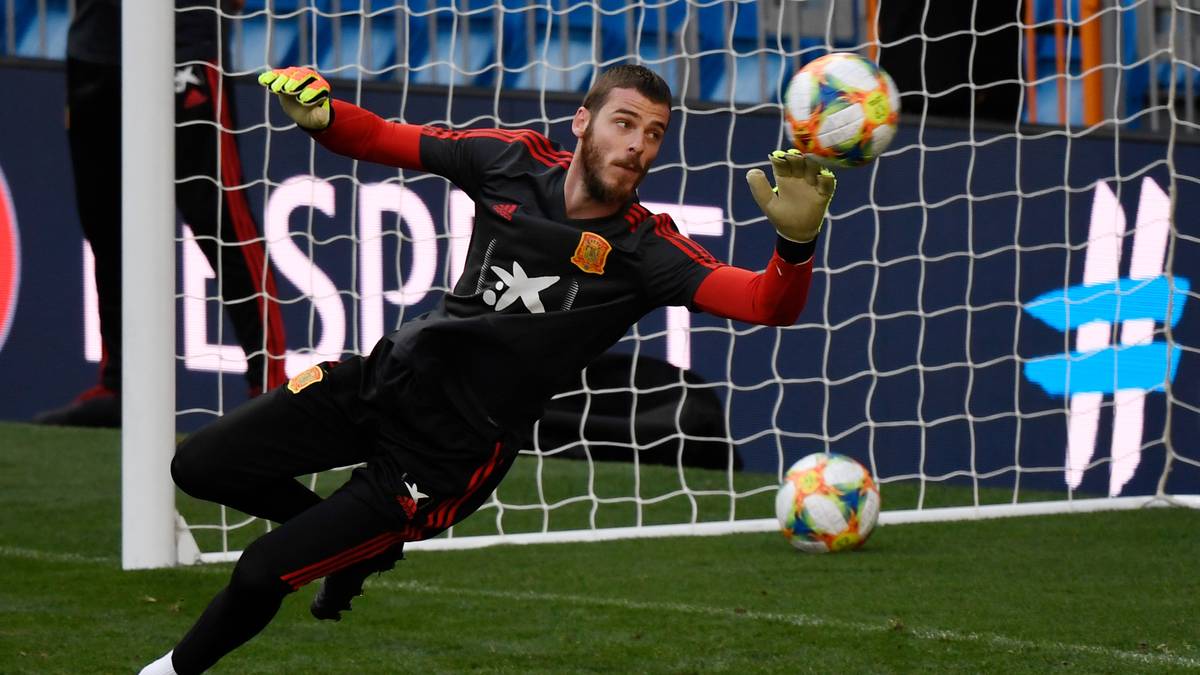 DAVID DE GEA (Manchester United): Der spanische Keeper der Red Devils kokettiert bereits seit längerem mit einem Abschied aus Manchester, meist mit Real Madrid im Blick. 2015 stand der Wechsel kurz bevor, scheiterte nur knapp. ManUnited zog im Winter die Option auf ein weiteres Jahr - als Basis für das Einstreichen einer ordentlichen Ablöse in diesem Sommer?