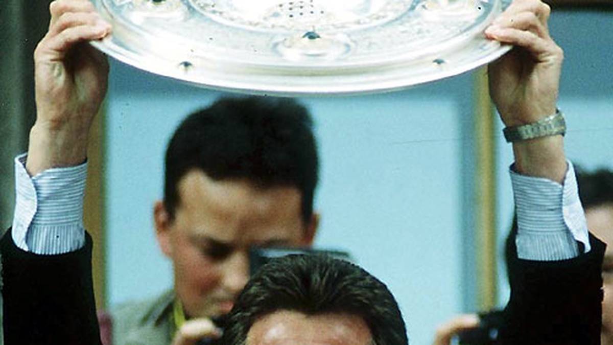 ...im Folgejahr wiederholt Heynckes dann den Titel-Coup, präsentiert stolz die Schale