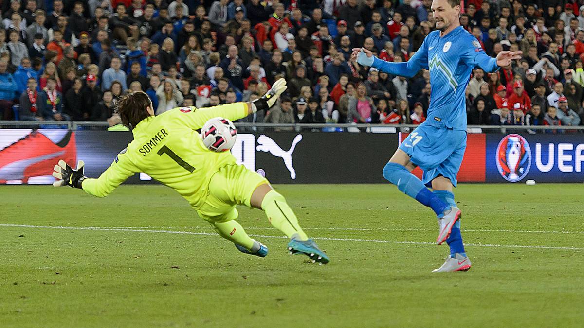 Stattdessen schießt Der Ex-Kölner Milivoje Novakovic die Gäste kurz vor dem Pausenpfiff in Führung