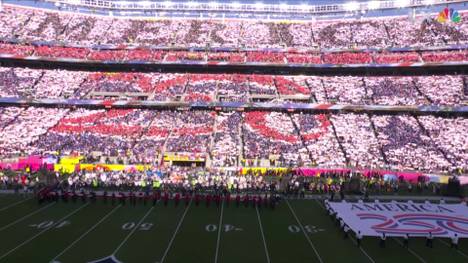 Vor Beginn des Super Bowls LX wird der diesjährige 250. Geburtstag der Vereinigten Staaten von Amerika besonders gewürdigt. Zu Brandi Carliles Performance von "America the Beautiful" erstreckt sich eine Mega-Choreo über das gesamte Levi's Stadium.