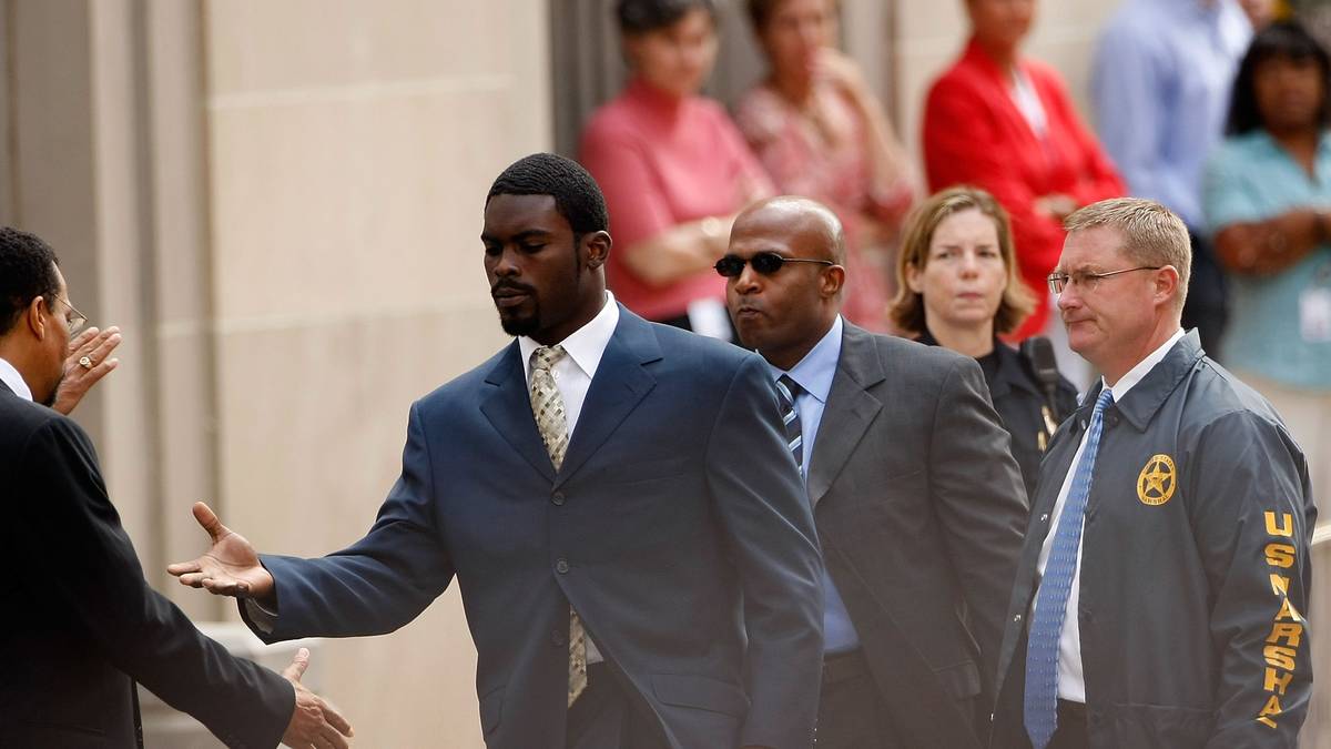 Vick geht für 21 Monate ins Gefängnis und meldet Privatinsolvenz an. 2009 darf er im Alter von 29 Jahren in die NFL zurückkehren und spielt für die Philadelphia Eagles 2010 eine fantastische Saison - samt Nominierung für den Pro Bowl. Inzwischen engagiert sich Vick aktiv für den Tierschutz