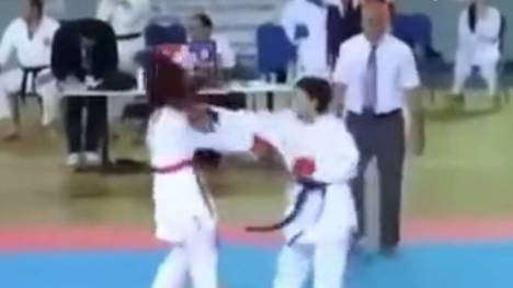 Nach einem Karate-Kampf in Georgien kam es zu einer unschönen Szene. Eine Frau aus Armenien schlug ihrer Kontrahentin während der Fair-Play-Geste ins Gesicht.