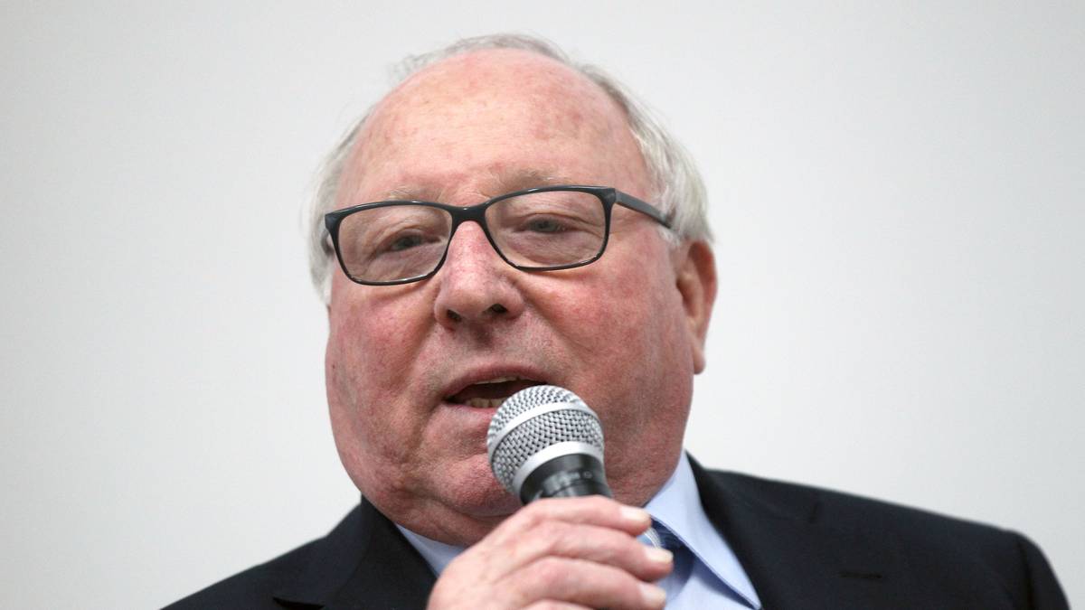 "Die Dreifachbelastung kann er nicht mehr schaffen - er ist ja jetzt verheiratet." (Ehrenspielführer Uwe Seeler über Bastian Schweinsteiger)