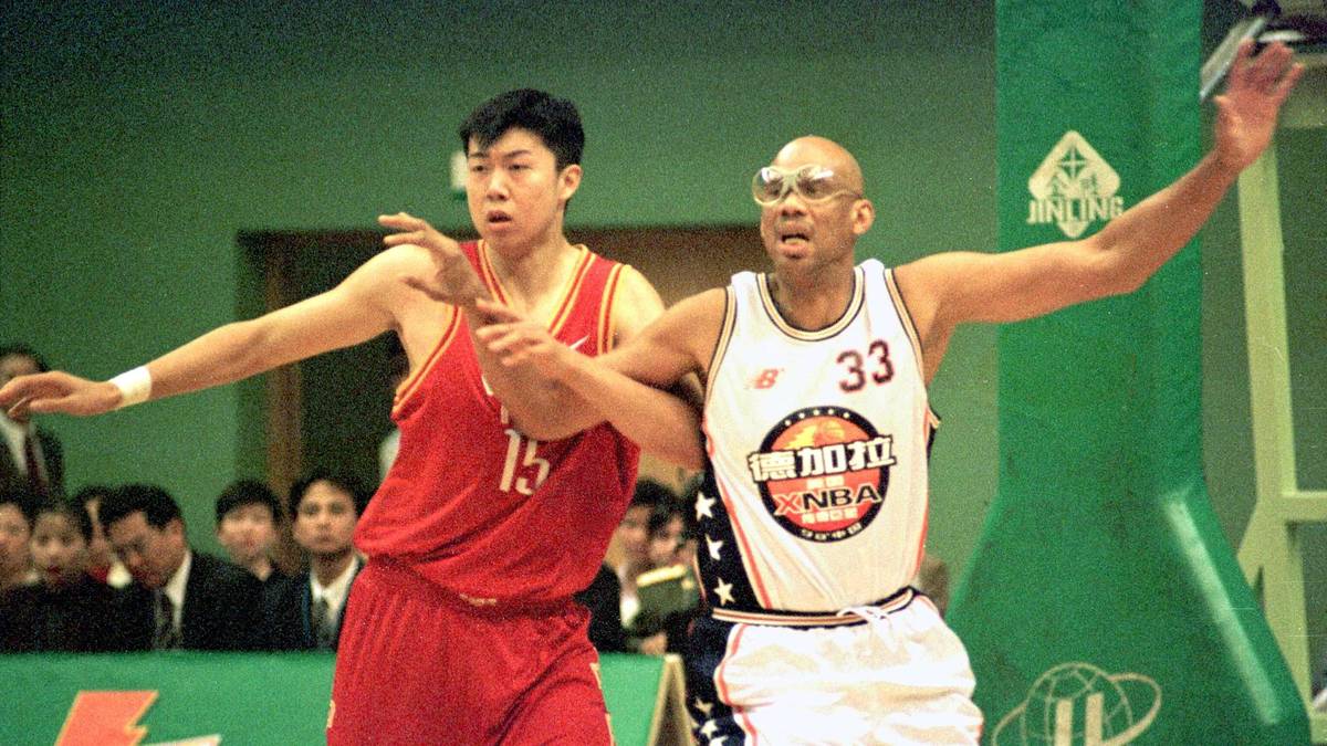 Neun Jahre nach seinem Rücktritt kehrte er noch einmal auf das Parkett zurück und bestritt mit einem Legenden-Team der NBA einige Spiele gegen Chinas Nationalteam. Der spätere Nowitzki-Mitspieler Wang Zhizhi hat seine Mühe mit Abdul-Jabbar