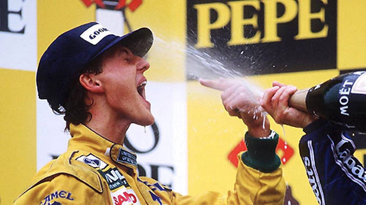 Seinen ersten Sieg holt Schumacher 1992 - natürlich in Spa. In die Mütze muss er damals noch hineinwachsen 