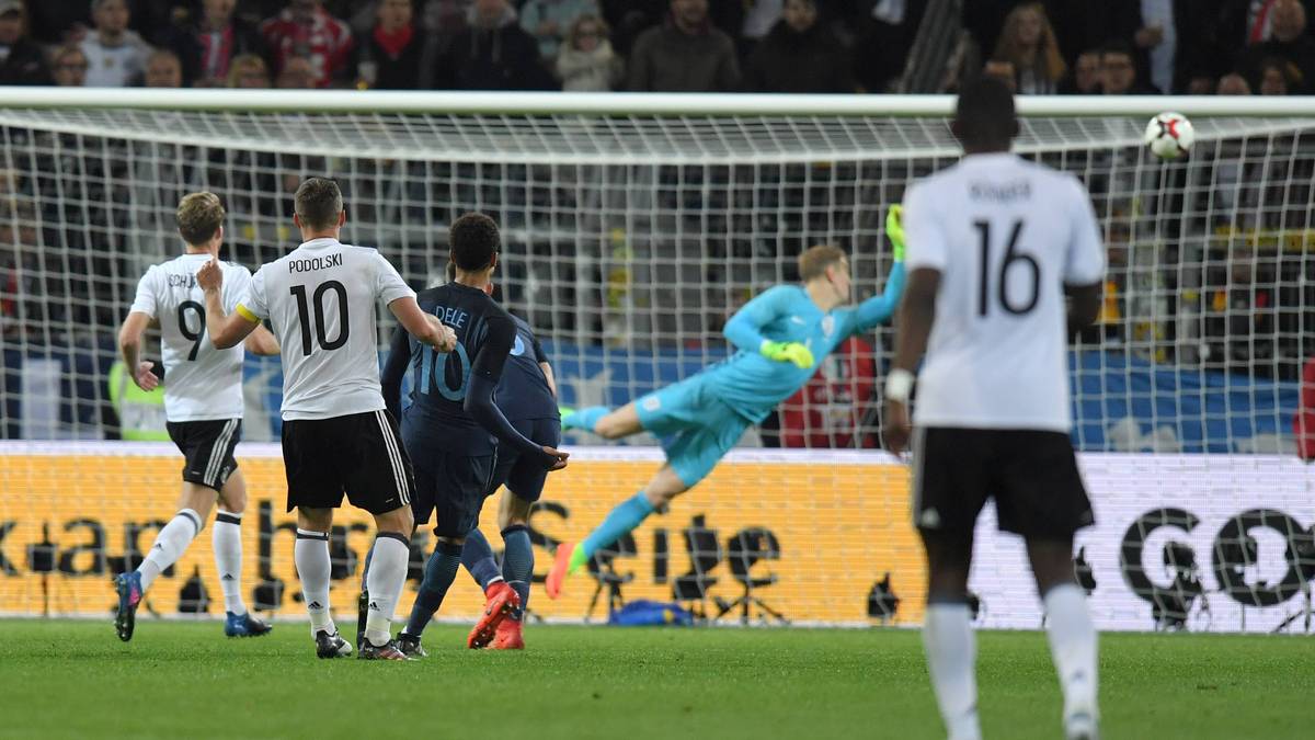 Der Ball schlägt rechts oben genau im Winkel ein. Keine Chance für Joe Hart