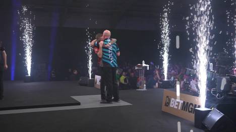 Nathan Aspinall gewinnt den fünften Spieltag der Premier League of Darts mit 6:2 gegen Rob Cross und bricht damit den Lauf von Michael van Gerwen, der drei Spieltage in Folge gewann.
