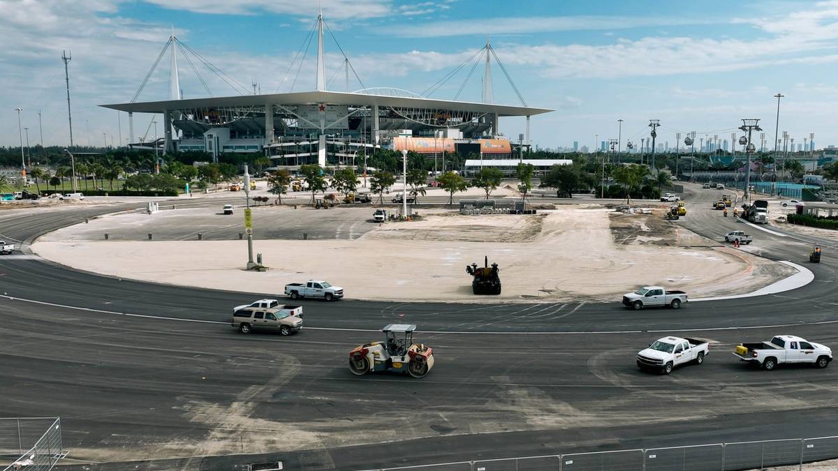 Auf dem Parkplatz vor dem Stadium der Miami Dolphins werden die Formel-1-Boliden über den Asphalt rauschen