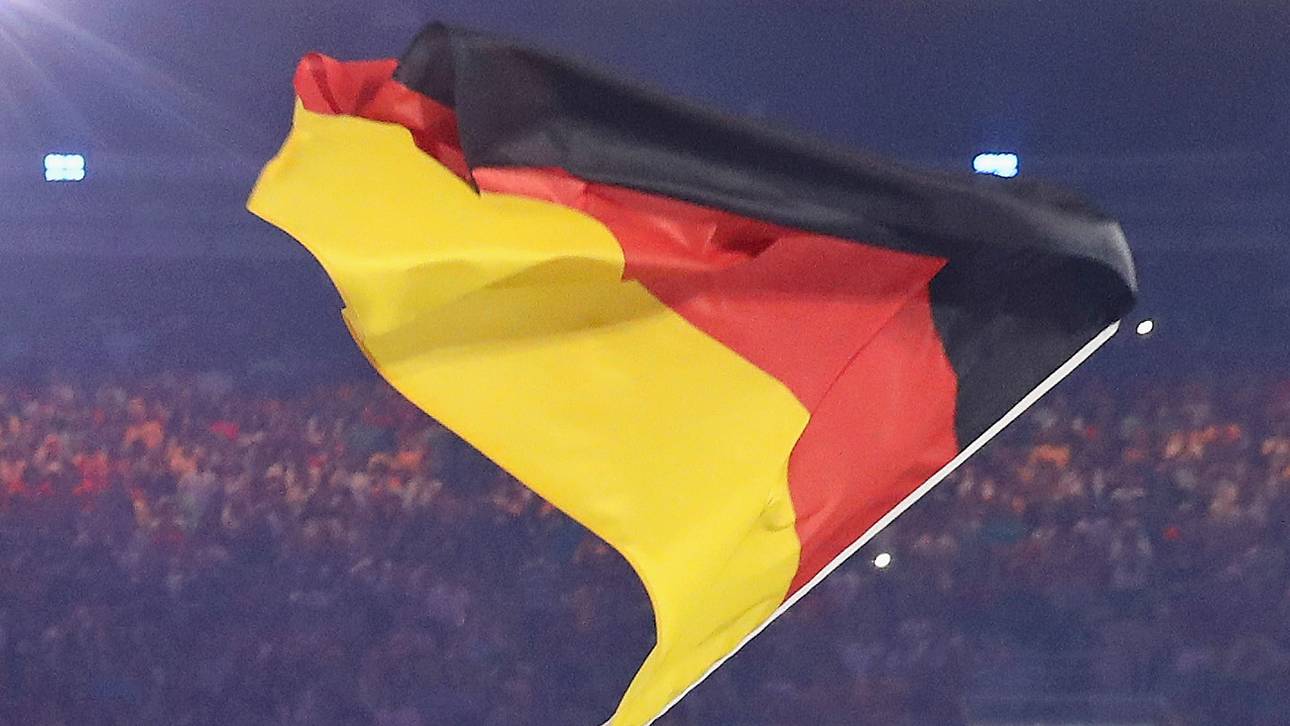 Wegen Henze: Fahnen auf halbmast