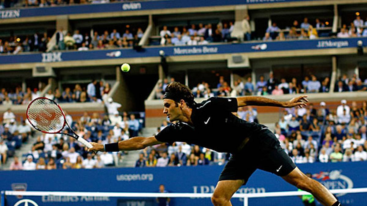 Das dramatische Match über fünf Sätze erlebt im 4. Durchgang seinen Höhepunkt: Favorit Federer muss gleich zwei Matchbälle von Monfils abwehren