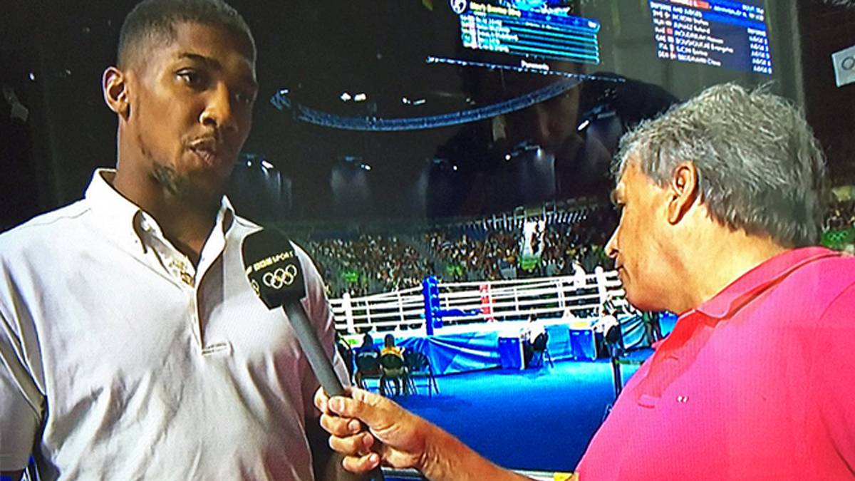 Das ist mal dreist: Während Schwergewichts-Champ Anthony Joshua, Olympiasieger von 2012 im Boxen, Rede und Antwort steht, schaut "BBC"-Reporter John Inverdale, was hinter dessen Rücken passiert. Gleich mehrere Schnappschüsse bei Twitter belegen, dass er nicht nur von einem spannenden Augenblick abgelenkt ist.  Und die User wundern sich, wie der 58-Jährige so unhöflich sein kann