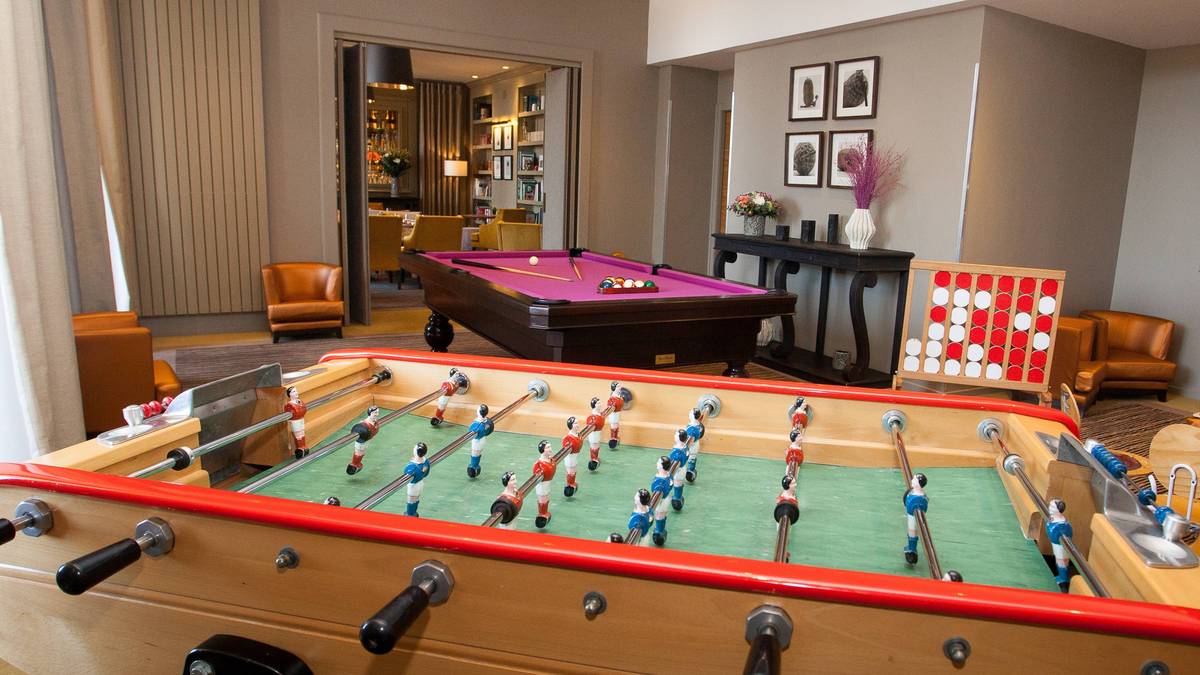 Auch ein Tischkicker steht für Lukas Podolski, Mesut Özil und Co. bereit