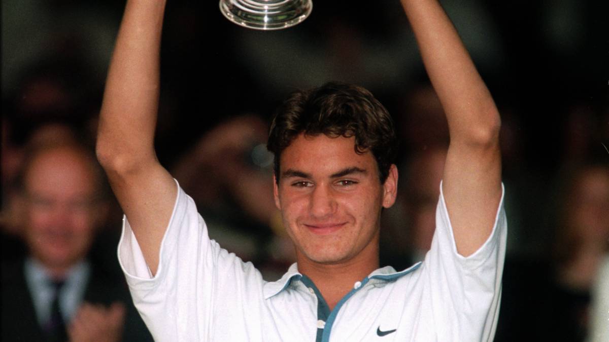 Im Alter von zwölf Jahren entscheidet der sportlich vielseitig talentierte Federer, alles auf die Karte Tennis zu setzen. Erfolge im Juniorenbereich stellen sich schnell ein. Seinen größten feiert er 1998 mit dem Wimbledon-Sieg - ein Fingerzeig für seine weitere Karriere