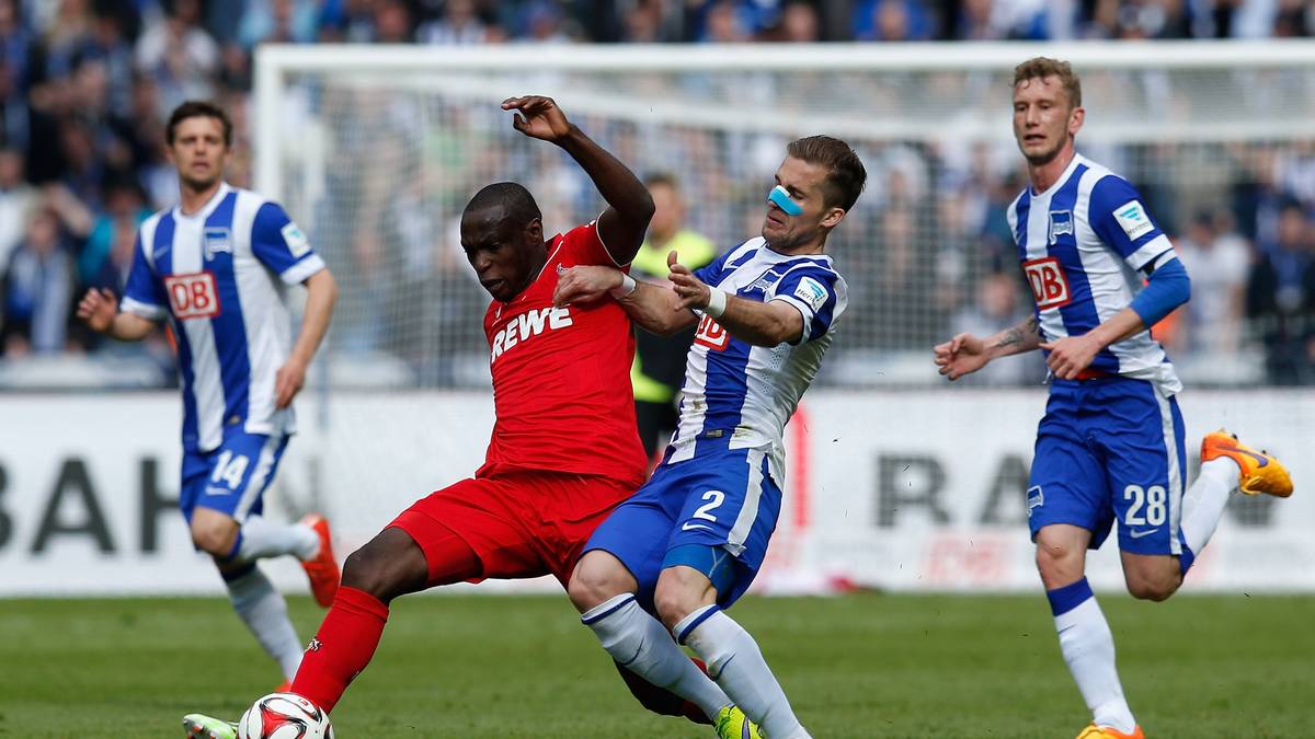 Berlins Maskenmann Peter Pekarik lässt Kölns Torjäger Anthony Ujah nicht zur Entfaltung kommen. Mit einem 0:0 geht es in die Kabinen