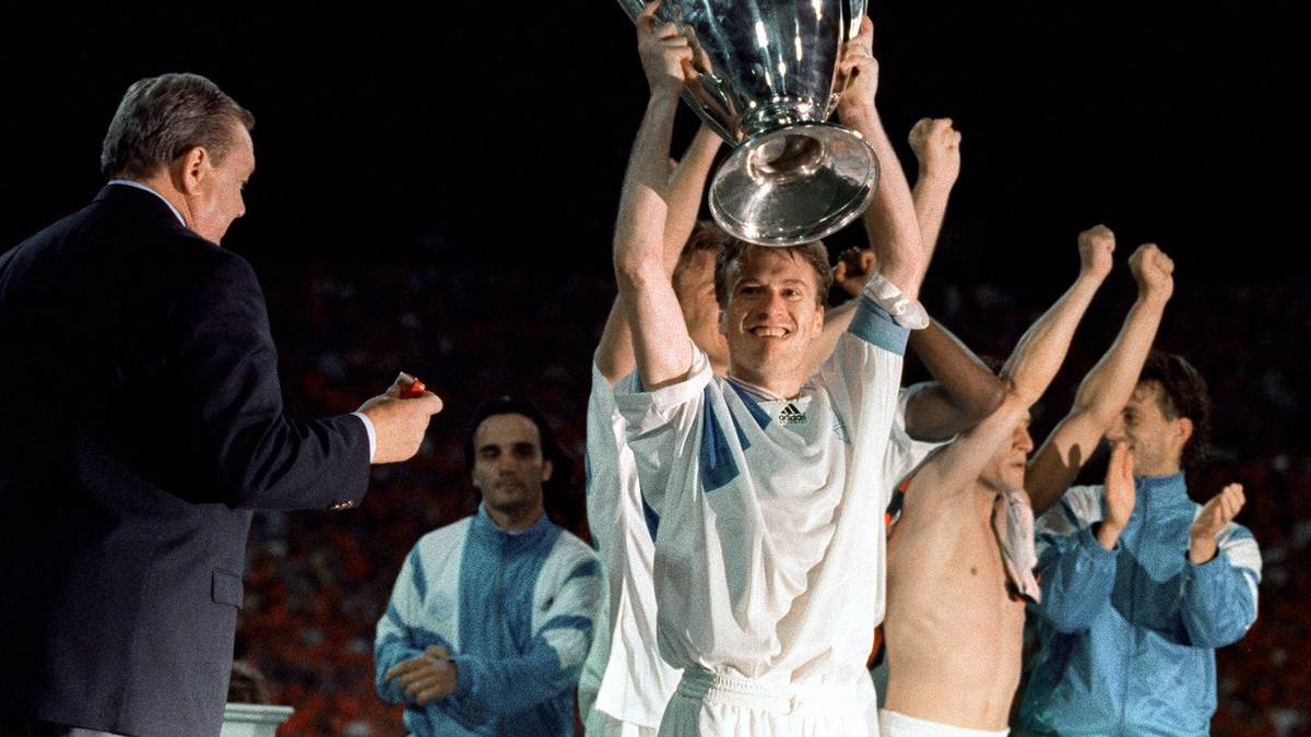 Der erste, der überhaupt den Pokal mit den großen Ohren bejubeln darf, ist Didier Deschamps - 1993 reckt er den Pott als Kapitän von Olympique Marseille als Erster in die Höhe. Seinen zweiten Triumph fährt er drei Jahre später mit Juventus Turin ein