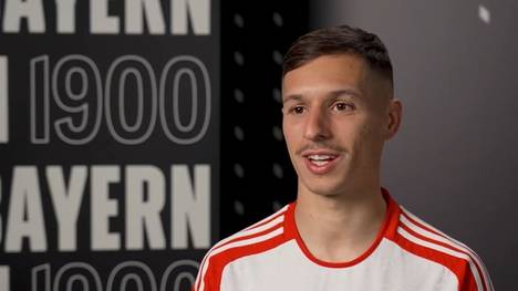 Neuzugang Bryan Zaragoza spricht erstmals im Trikot des FC Bayern. Der Spanier erklärt, wie der Wechsel zustande kam. Auch Sportdirektor Christoph Freund freut sich auf den Flügelflitzer.