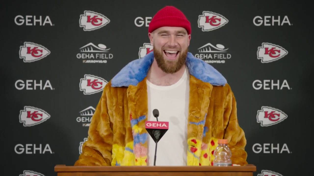 NFL-Superstar Travis Kelce wird auf Pressekonferenz von seiner Mutter überrascht
