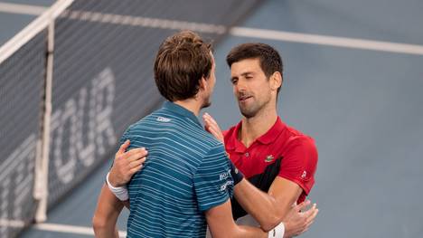Novak Djokovic (r.) und Daniil Medvedev bei einem Match im Davis Cup