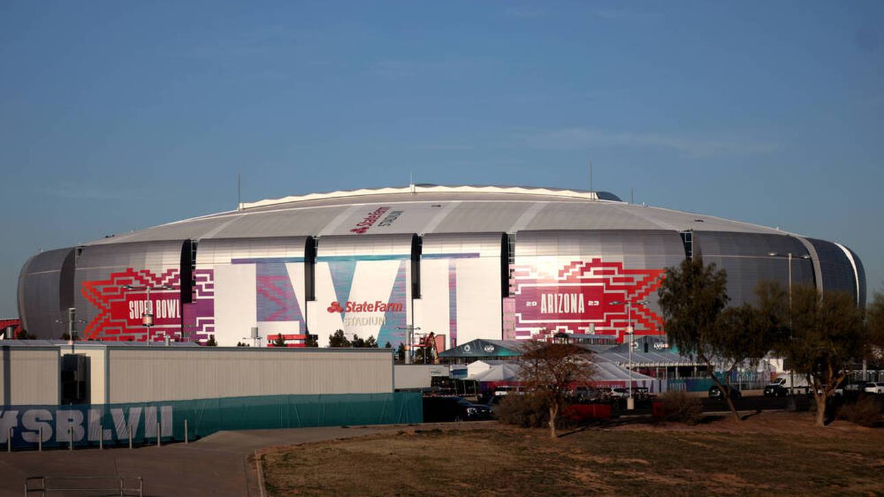 Das State Farm Stadium rüstet sich für den Super Bowl